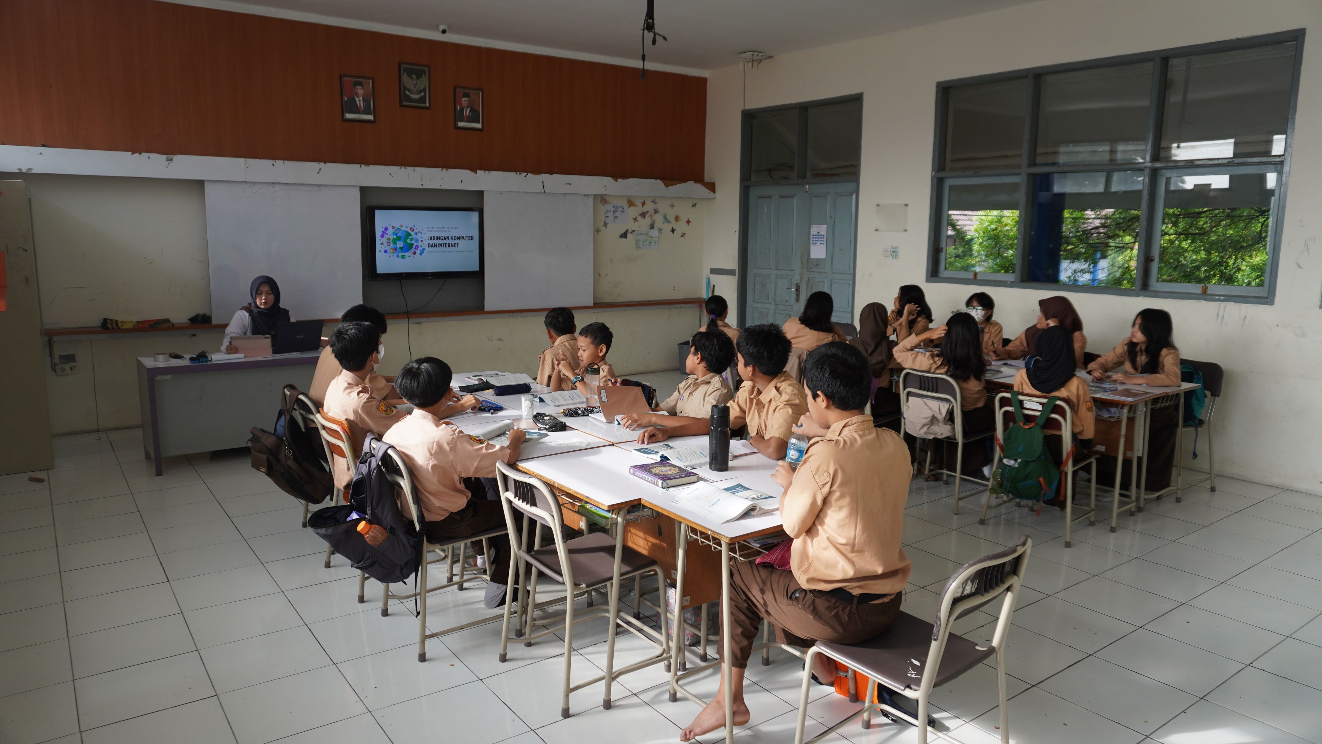 Meja dan Kursi yang Feksibel, membuat siswa belajar tidak jenuh